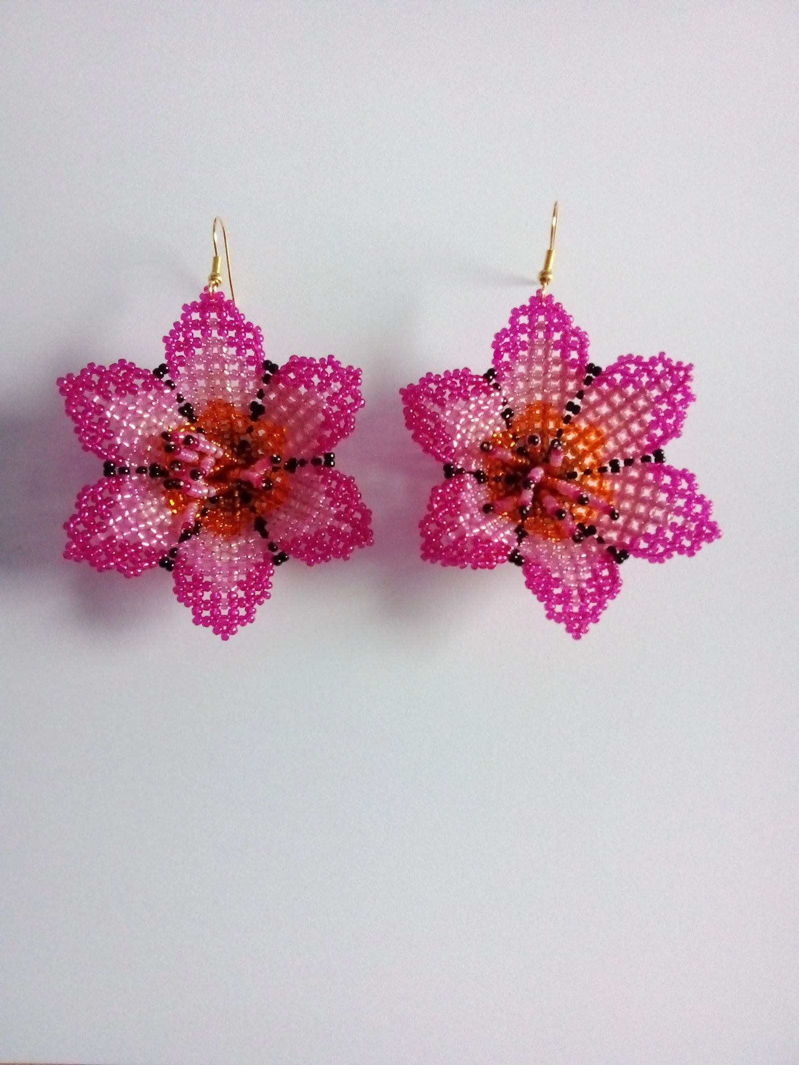 Boucles d'oreilles grandes fleurs roses en perles preciosa.